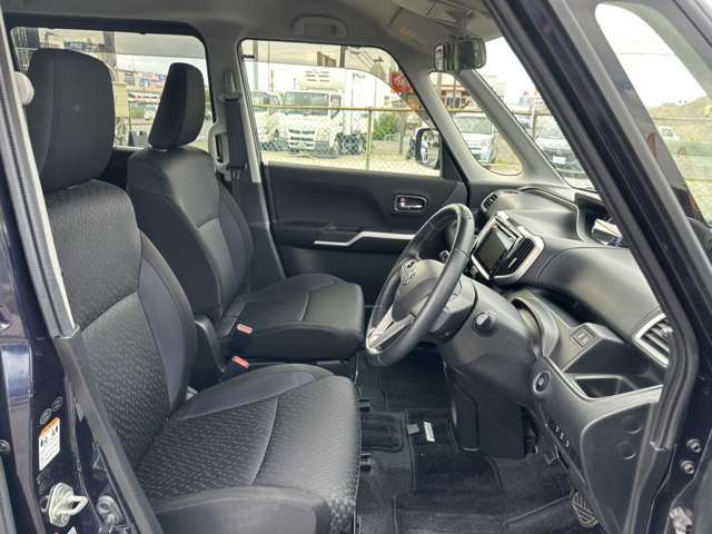 フロントシート☆　まずは運転席ですがゆったり広々空間で、視認性も操作性も良い1台です（＾＿-）-☆助手席には収納数も多く容量もしっかり確保されています（＾＾）運転席、助手席共に綺麗に保たれています☆