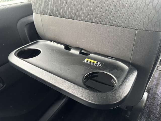 運転席と助手席の背面にドリンクホルダーにもなるテーブルが設置されています！