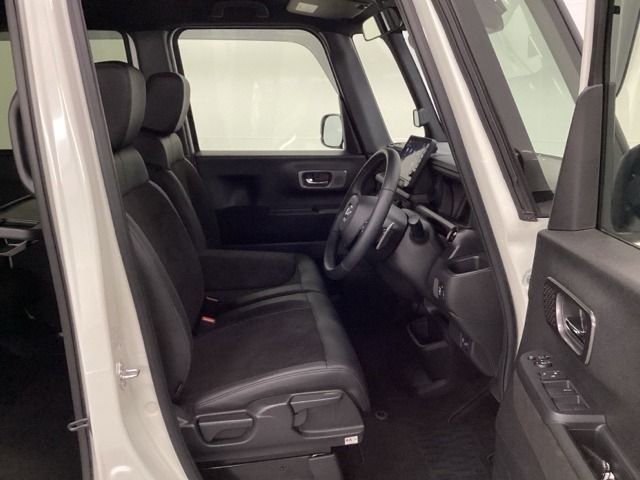 フロントは助手席と繋がったベンチシートです。運転席は、高さを調整できるハイトアジャスター付きです。
