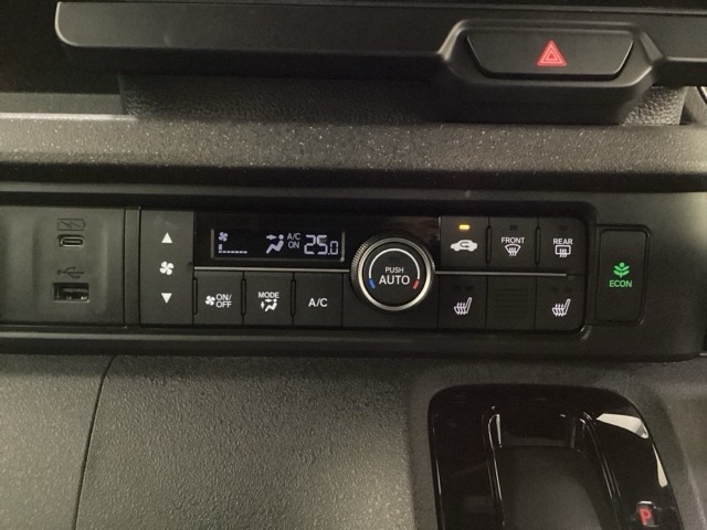 運転席のシートヒーターで寒い日もすぐに温かくなり快適に過ごせます。2段階の温度調整が可能です。