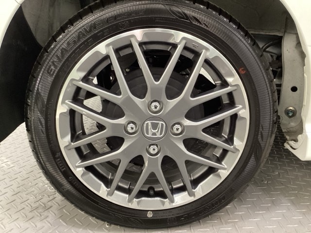 純正アルミホイールです。足元が引き立つので、車全体のイメージがアップしますよ！