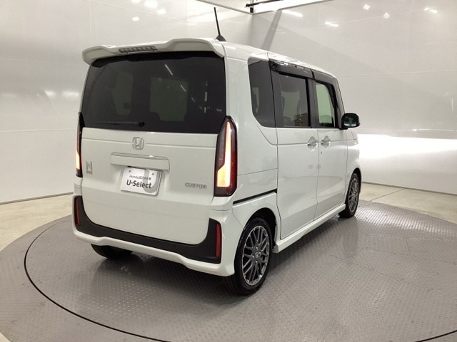 プライバシーガラスが装備されています。外を見るときには気にならずに、後方車両からは車内が見えにくい設計です。