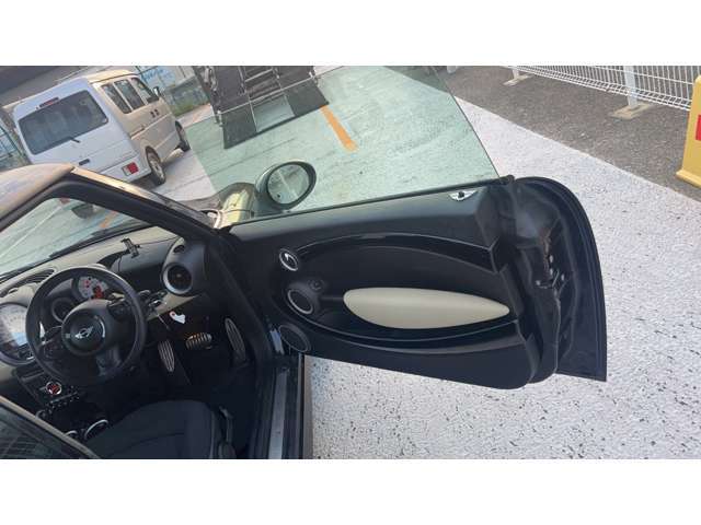 納車前に法定点検を実施しており、車検が必要な車両については合格基準に満たない箇所の部品交換や修繕作業を行います。また、その他装備面に関しては動作確認を実施しております。