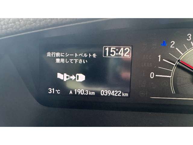 ホンダ車のメーターは、運転に必要な情報を複雑ではなくシンプルに見えるように設計、製造されております。運転に必要な情報を目視で簡単に確認する事が出来た方が安心ですよね。