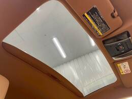 【ガラスルーフ】装備で解放感があり、車内も明るくなります！