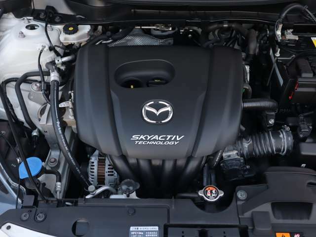 「SKYACTIV-G（ガソリン）」は、規格外の高圧縮を実現し、世界のエンジン技術者に驚きを与えました。さらに、それを維持したままノッキングの発生を抑え、熱効率を向上、走りにも寄与したエンジンです。