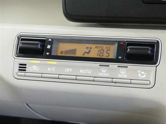 オートエアコンは、常にお好みの温度に調整ができ車内を快適な空間に保ってくれます。