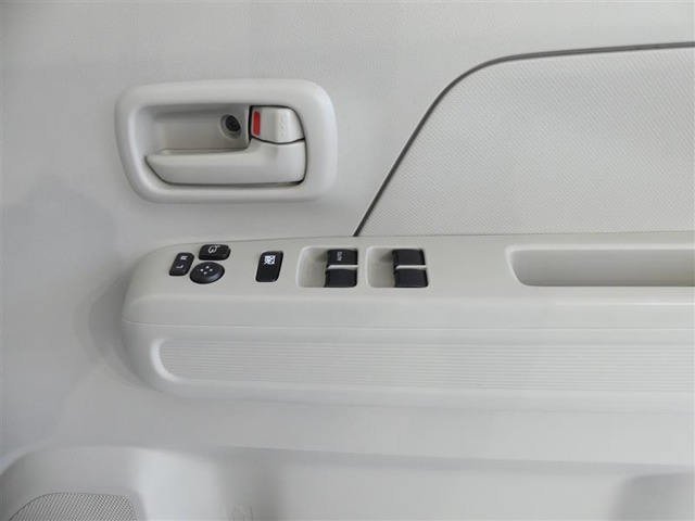 室内スイッチにてミラーの角度調整ができます、運転者さんが替わった時など便利な装備です。 またミラー格納のスイッチも装備しています。