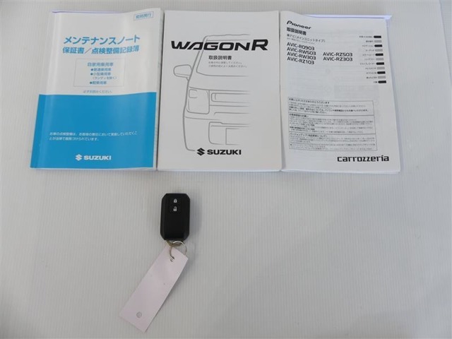 取扱説明書、メンテナンスノートが揃っています。カギを取り出す手間がなく施錠開錠・エンジン始動ができる便利なスマートキーです。
