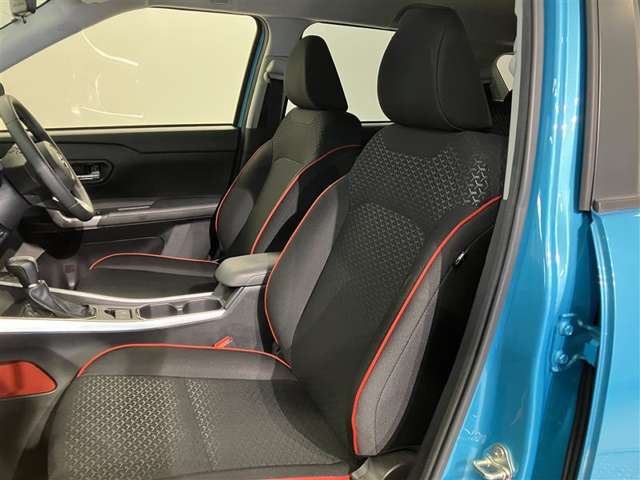 【運転席・助手席シート】いたみ、汚れなどは少なく、全体的に良好な状態です。