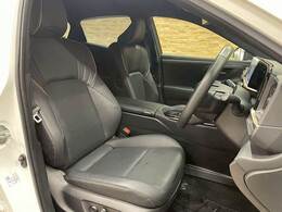 【レザーシート】ならではの高級感あふれる内装がこたわりのアイテム。見た目の高級感とより上質な座り心地をお楽しみください。