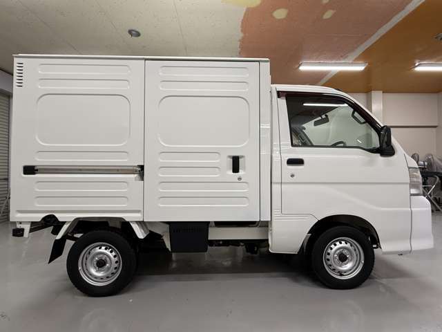 業販大歓迎◎キャビンは磨いて仕上げております◎フロントガラスおよびサイドガラスはウロコを油膜とウロコを除去しております◎ヘッドライトは取り外して磨いております◎手間かかっています◎