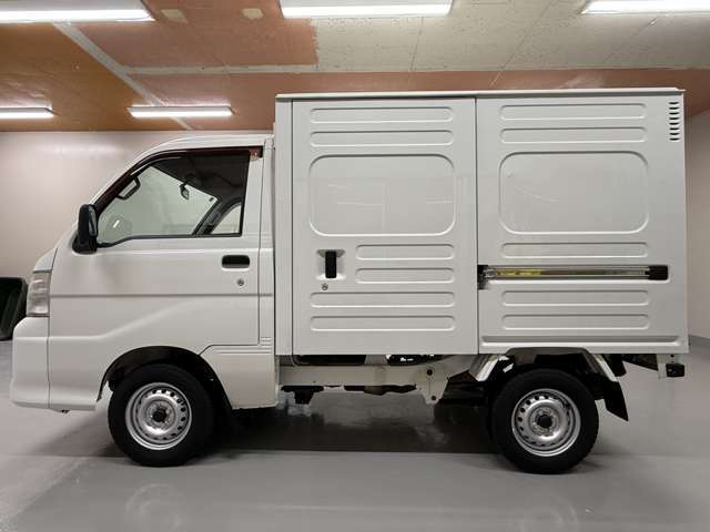 業販大歓迎◎キャビンは磨いて仕上げております◎フロントガラスおよびサイドガラスはウロコを油膜とウロコを除去しております◎ヘッドライトは取り外して磨いております◎手間かかっています◎