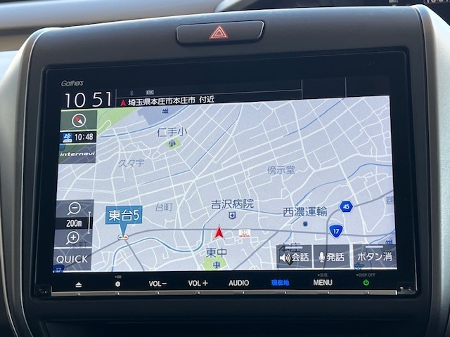 インテリアに馴染む純正ナビがついております。Honda自慢のインターナビは渋滞情報だけでなく天気情報、災害情報、安否情報など多彩な情報をご提供するHonda独自の「通信型ナビ」となっております。
