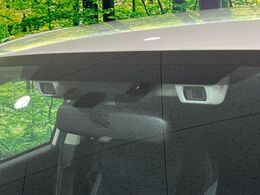 【アイサイトVer3】前方の車両等を検知し、衝突しそうな時は警報で注意を促し、ブレーキを踏む力をサポート。ブレーキを踏めなかった場合は衝突被害軽減ブレーキが作動、衝突回避をサポートします。