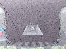 【エマージェンシーブレーキ】走行中に前方の車両等を認識し、衝突しそうな時は警報とブレーキで衝突回避と被害軽減をアシスト。より安全にドライブをお楽しみいただけます。