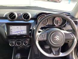 革巻きステアリングホイールに、適度な心地良い握り感を感じれます。インストルメントパネルも高級感あり、所有欲を満足させてくれますね。