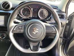 革巻きステアリングホイールに、適度な心地良い握り感を感じれます。パドルシフトで、スポーツ走行も！