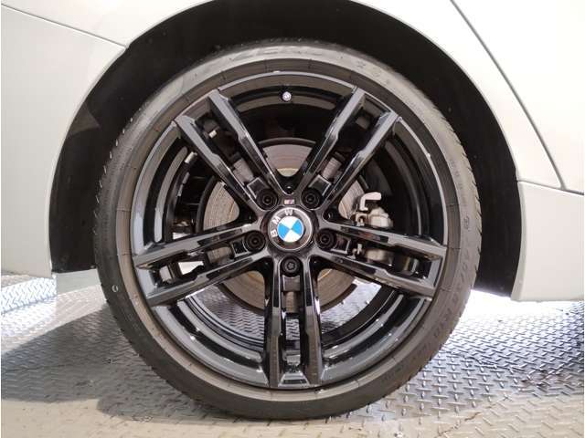 BMW純正アルミホイールです。納車時にはアルミホイールコーティングも承っております！是非ご検討下さいませ。