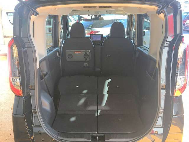 広々としたラゲッジスペース！更にシートアレンジで大きな荷物の収納が出来ます！便利ですよね♪