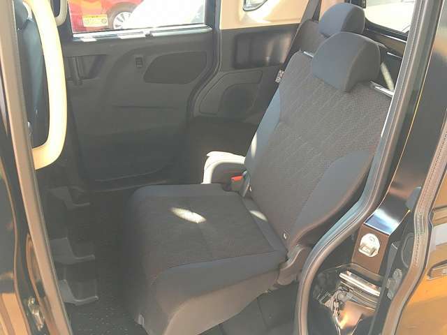 後部座席は前後スライド調節可能で、足元を広々使用できます！