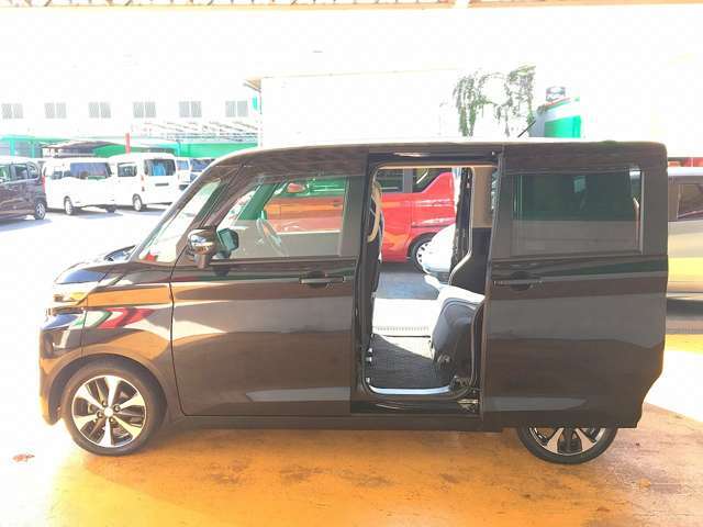 オートスライドドア付きで便利！傾斜に駐車した場合でも、スライドドアの開閉に苦労しません！後から装着困難な装備です！