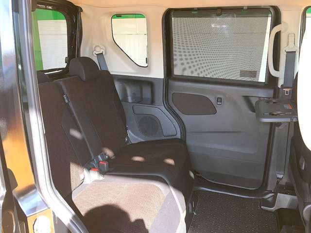 ロール収納型サンシェード付き！心地よい風を通して日差しと気になる視線をしっかりブロック♪これは女性にはかなり嬉しいですよね。