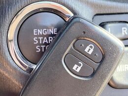 【スマートキー】カバンやポケットに入れたままでもドアの施錠・解錠が可能なスマートキーを装備。エンジンのオン・オフ時もカギを取り出す必要が無いからとっても便利です♪