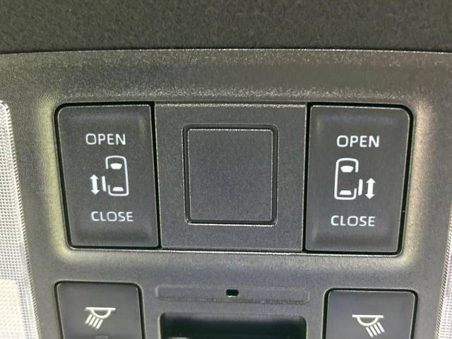 【両側パワースライドドア】スマートキーや運転席のスイッチで後席両側スライドドアの開閉が可能♪電動だから力を入れてドアを開ける必要が無く、小さなお子様でも簡単に開け閉めでき快適です♪