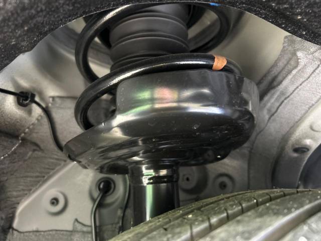 お車を安心してお乗りいただく為には、足回りの定期点検が欠かせません。サービスサポート（有償保証）では無料点検もご提供しており、安心のカーライフをお過ごしいただけるサポート体制が整っています。