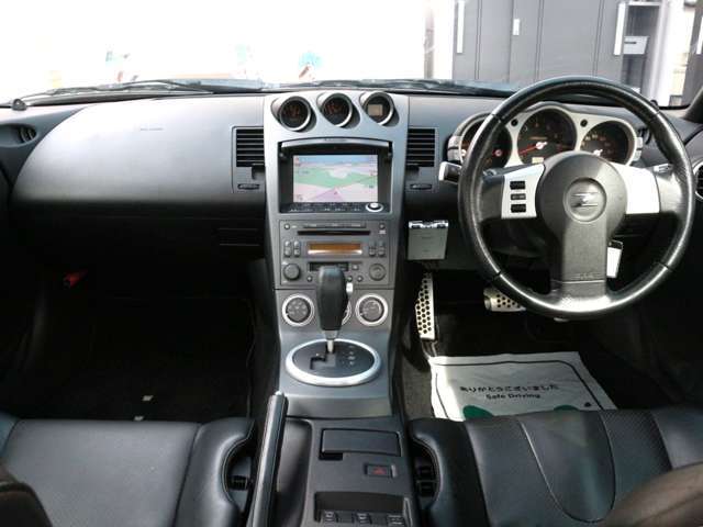 すっきりとしたフェアレディZらしいデザインのダッシュ回り！フロントビューの視認性もよく運転しやすいと思います★