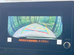 【バックカメラ】駐車時に後方がリアルタイム映像で確認できます。大型商業施設や立体駐車場での駐車時や、夜間のバック時に大活躍！運転スキルに関わらず、今や必須となった装備のひとつです！