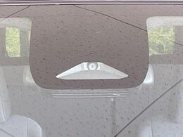【トヨタセーフティセンス】走行中に前方の車両等を認識し、衝突しそうな時は警報とブレーキで衝突回避と被害軽減をアシスト。より安全にドライブをお楽しみいただけます。