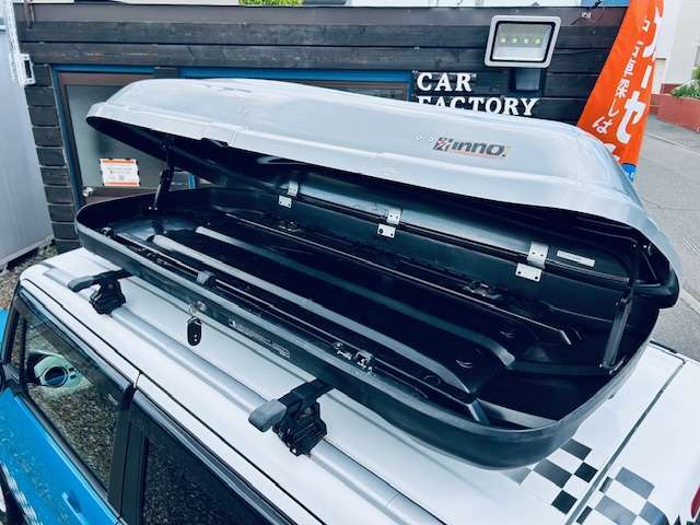 ルーフBOX付きですので、特に軽自動車ではアウトドアなど荷物を積む際は便利な装備ですね♪