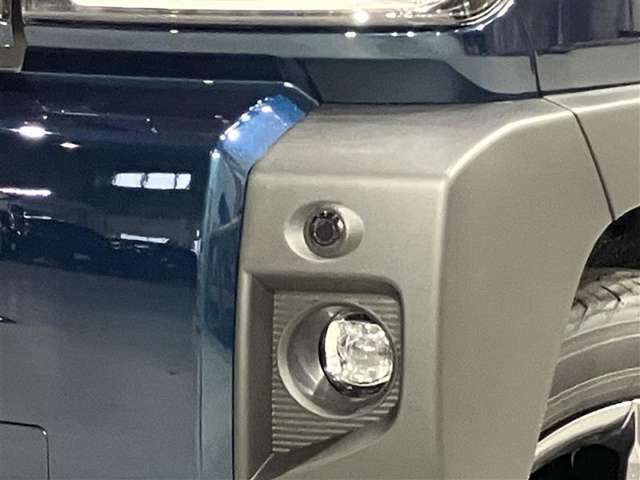 コーナーセンサーを車の前後に装備。障害物までの距離に応じて警告音を変えてお知らせ。縦列駐車時や駐車場・車庫などでの取り回しをサポートします。詳細は販売店スタッフまでおたずねください。