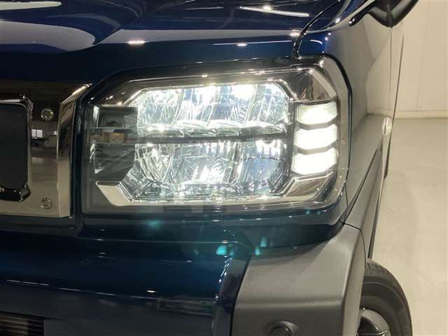 LEDヘッドライトです。デザイン性がよくとても明るいので、夜間の走行や悪天候でも安心です。しかも長寿命！