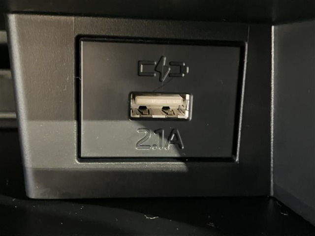 充電用USB端子付き。スマートフォンなどの充電に便利です。