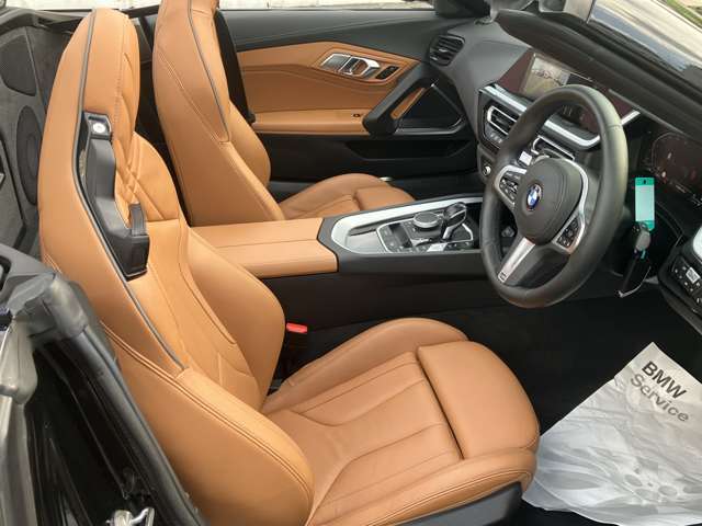 【コックピットシート】BMW車の主役席。車体中央にくる様に配置し車両重心とが一致する事でドライバーと車との一体感あるドライビングを実現。人間工学に基づき形成した形状が長時間のドライブ疲労も軽減します！