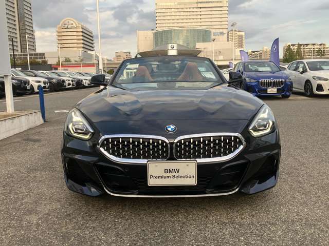 【キドニーグリル】BMWは約90年もの間、ほぼ全ての車両にひと目でBMWだと分かるこの特徴的なフロントグリルが備えられ、デザイン・アイコンとして親しまれてきました。