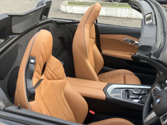 【コックピットシート】BMW車の主役席。車体中央にくる様に配置し車両重心とが一致する事でドライバーと車との一体感あるドライビングを実現。人間工学に基づき形成した形状が長時間のドライブ疲労も軽減します！
