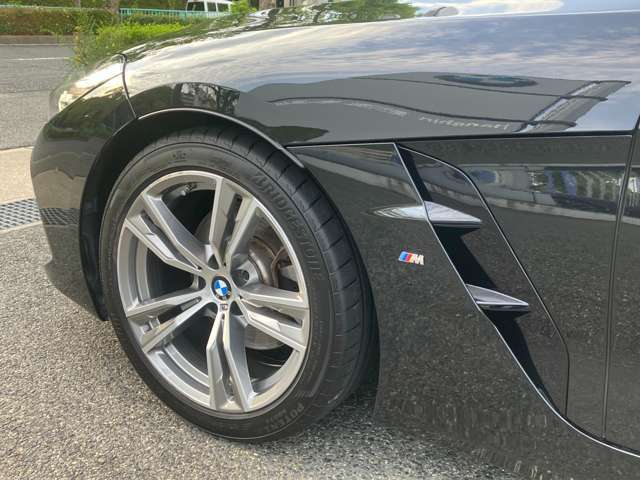【BMWアロイホイル】軽量かつ強度に拘ったアロイホイル。走行性能ポテンシャルを引き出す設計。車の足元を引き締めてくれる大きなポイントはアロイホイルです。