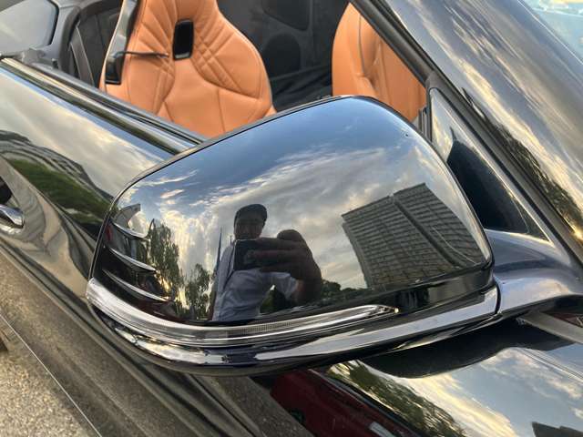【BMWミラー】視認性の高いスタイリッシュなミラー。自動防眩機能も付いており夜間のドライビングをサポートします。