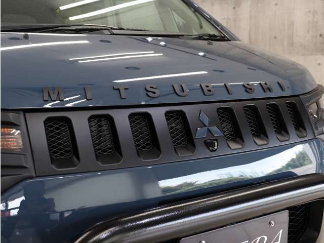 グリル上部に人気のクラシックMITSUBISHIエンブレムを装着し、マットブラック塗り分けペイントで当店こだわりのカスタムを施しております。