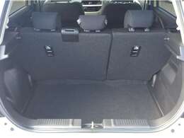 トランクは二重収納なので高さのある荷物も乗せられます。中のトレーは取り出し可能。