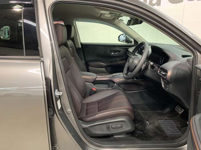 全身を包み込むような形状のシートです。体をしっかりとホールドしてくれるので長距離ドライブでも疲れにくいんですよ！