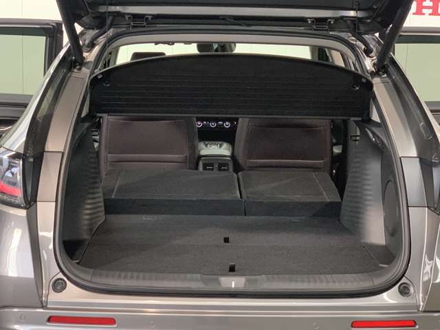 後列を収納すれば大型トランクに早変わり！段差も出来ず荷物の積み込みもラクラク♪