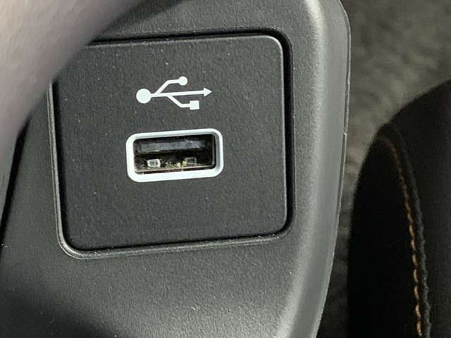 USBも完備しており長距離でも安心です！スマートフォンやタブレット等の充電が可能なUSBポート付きです。好きな音楽も一緒に連れ出せますよね。