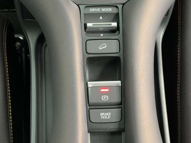 電子パーキングに加えてブレーキホールドシステムを装備しておりますので、信号待ちや踏み切り待ちでもブレーキを踏まずに停止できます！発進する際はアクセルを踏むだけですので渋滞時などはかなり楽ですね！