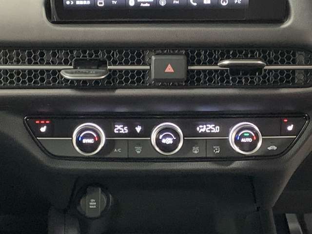 より快適にドライブを過ごして頂ける様に簡単に調整ができるオートエアコンを装備しております！ワンタッチですのでどなたでも簡単に操作できます！室内はこれでいつでも快適に保たれます。