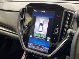 【マルチテレインモニター】車のフロントやサイドのカメラ画像を同時にモニター表示することで、悪路や狭い道を走行時でも周囲の状況確認ができ安心！本格SUVにうれしい装備です♪